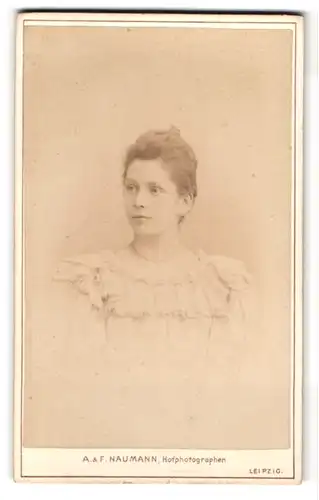 Fotografie A. & F. Naumann, Leipzig, Dorotheenstr. 6, Portrait junge Frau im weissen Kleid mit Hochsteckfrisur