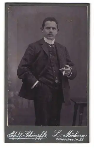 Fotografie Adolf Schimpffe, Leipzig - Möckern, Halleschestr. 23, Portrait Herr im Nadelstreifenanzug mit Taschenuhr