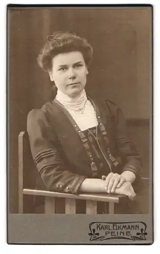 Fotografie Karl Eikmann, Peine, Portrait Dame im Kleid mit Halskette und Hochsteckfrisur