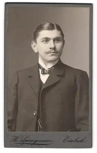 Fotografie H. Springmeier, Einbeck, Neuer Markt 9, Portrait junger Mann im Anzug mit Moustache