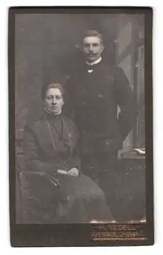 Fotografie H. Nedell, Apenrade, Grossestr. 7, Portrait Eheleute im Anzug mit Kasier Wilhelm Bart und bürgerliches Kleid