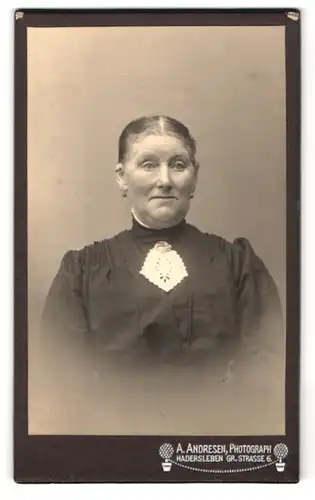 Fotografie A. Andersen, Hadersleben, Gr. Str. 6, Portrait ältere Frau im Kleid mit Ohrringen