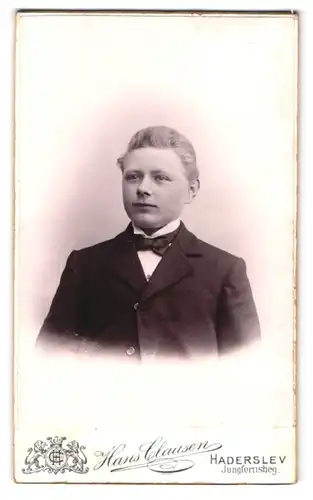 Fotografie Hans Clausen, Haderslev, Jungfernstieg, Portrait junger Knabe im Anzug mit Fliege