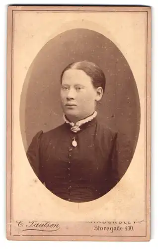 Fotografie C. Paulsen, Haderslev, Storegade 430, Portrait Dame im Biedermeierkleid mit Halskette