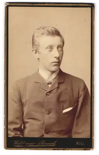 Fotografie Waldemar Renard, Kiel, Sophienblatt 18, Portrait junger Mann im karierten Anzug mit Einstecktuch