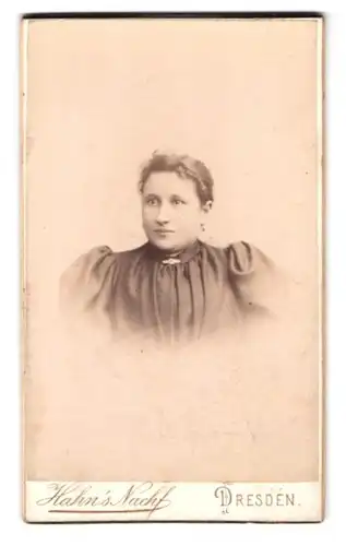 Fotografie Hahn`s Nachf., Dresden, Waisenhaus Str. 16, Portrait Dame im Biedermeierkleid mit Locken