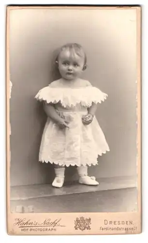 Fotografie Hahn`s Nachf., Dresden, Ferdinandstr. 11, Portrait kleines Mädchen Lotte Scherenbeck im weissen Kleid