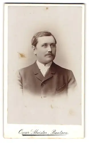 Fotografie Oscar Meister, Bautzen, Seminarstr. 6, Portrait Herr im Anzug mit pünktchen Krawatte