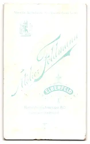 Fotografie Atelier Feldmann, Elberfeld, Bahnhofstr. 80, Portrait junger Kanbe im Anzug mit Fliege und Bürstenhaarschnitt