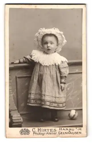 Fotografie C. Hirtes, Hanau a. M., Portrait Mädchen im karierten Kleid mit Sommerhut