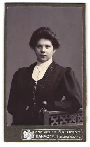 Fotografie Breuning, Hanau a. M., Bleichstr. 9, Portrait Frau im Biedermeierkleid mit Halskette und toupierten Haaren