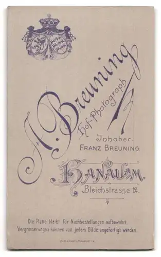 Fotografie A. Breuning, Hanau a. M., Bleichstr. 12, Portrait Kind im weissen Kleid schaut verschalfen