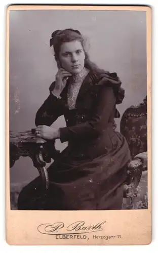 Fotografie P. Barth, Elberfeld, Herzogstr. 11, Portrait junge Frau im Biedermeierkleid mit Haarschleife