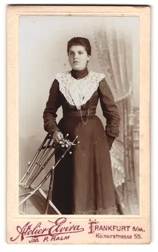 Fotografie Atelier Elvira, Frankfurt a. M., Kaiserstr. 55, Portrait Dame im Biedermeierkleid mit Spitzenkragen