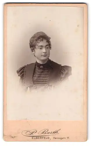 Fotografie P. Barth, Elberfeld, Herzogstr. 11, Portrait junge Frau im Biedermeierkleid mit Brosche und Locken