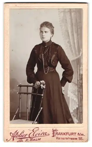 Fotografie Atelier Elvira, Frankfurt a. M., Kaiserstr. 55, Portrait junge Frau im schwarzen kleid mit Halskette