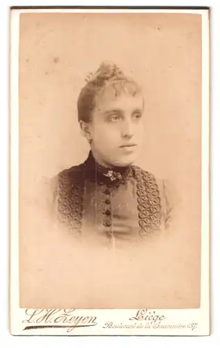 Fotografie L. H. Zeyen, Liege, Boulevard de la Sauveniere 137, Portrait Dame im besticktem Kleid mit Hochsteckfrisur