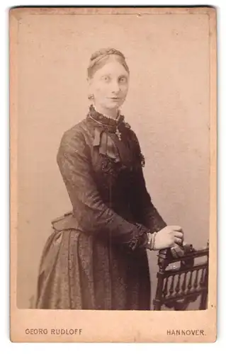 Fotografie Georg Rudloff, Hannover, Georg-Str. 12, Portrait Dame im Biedermeierkleid mit hochgestecktem Zopf