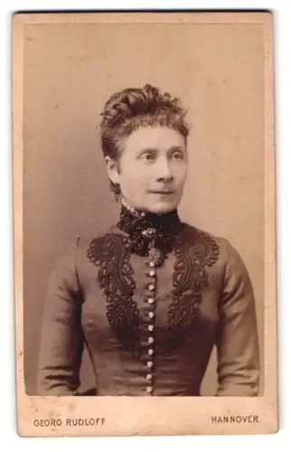 Fotografie Georg Rudloff, Hannover, Georg-Str. 12, Portrait Dame im Biedermeierkleid mit Brosche und Ohrringen