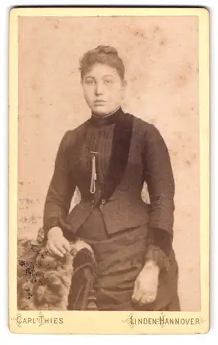 Fotografie Carl Thies, Linden- Hannover, Deisterstr. 1, Portrait Dame im Biedermeierkleid mit Dutt