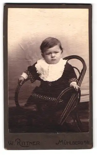 Fotografie W. Rittner, Mühlberg a. E., Portrait kleines Kind im schwarzen Kleid mit Spitzenkragen