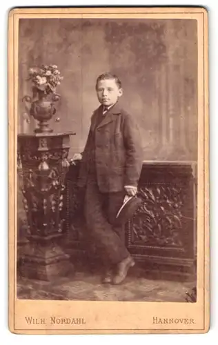 Fotografie Wilh. Nordahl, Hannover, Humboldt Str. 1a, Portrait junger Knabe im Anzug mit Schirmmütze