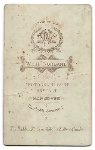 Fotografie Wilh. Nordahl, Hannover, Humboldt Str. 1a, Portrait junger Knabe im Anzug mit Schirmmütze