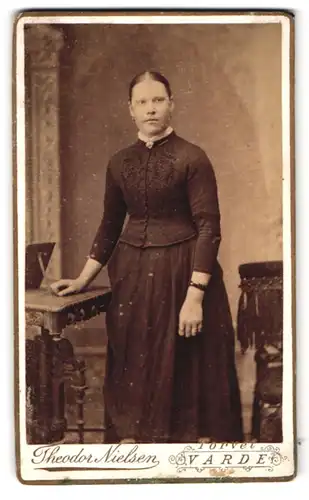 Fotografie Theodor Nielsen, Varde, Portrait Dame im Biedermeierkleid mit Brosche