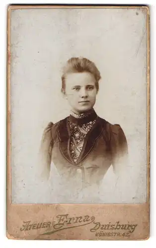 Fotografie Atelier Erna, Duisburg, Königstr. 42, Portrait hübsche junge Dame im taillierten Kleid