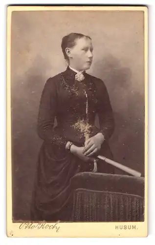 Fotografie Otto Roch, Husum, Süderstr. 152, Portrait Dame im Biedermeierkleid mit Brosche und Fächer