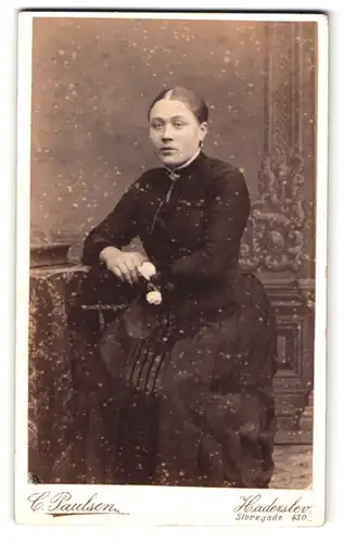 Fotografie C. Paulsen, Haderslev, Storegade 430, Portrait junge Frau im schwarzen kleid mit Brosche