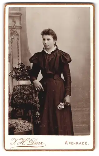 Fotografie J. H. Dorr, Apenrade, Beim Nordermarkt, junge Frau im schwarzen Kleid mit Locken