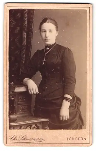 Fotografie Chr. Schwennesen, Tondern, Wester-Str. 4, Portrait Frau im Biedermeierkleid mit Kreuzkette und Armreif
