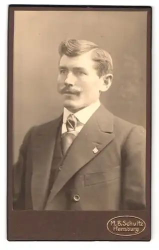 Fotografie M. B. Schultz, Flensburg, Herr im Anzug mit Miniaturorden und Moustache