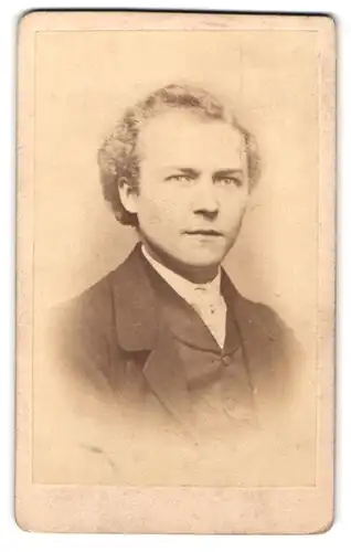 Fotografie M. Fickenwirth, Zwickau, Postplatz, Portrait junger Mann im Anzug mit Locken