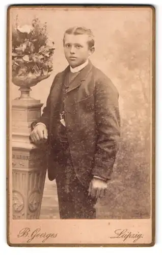 Fotografie B. Georges, Leipzig, Töpferplatz, Portrait junger Knabe im Anzug mit Weste schaut schüchtern