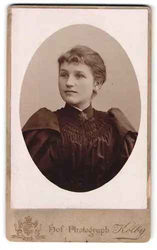 Fotografie Kolby, Zwickau, äuss. Plauensche Str. 17, Portrait junge Frau im Biedermeierkleid mit Blumebrosche