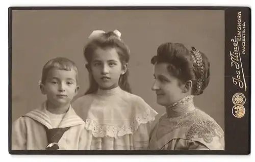 Fotografie Jos. Minet, Elmshorn, Panjestr. 10, Portrait Mutter mit zwei Kindern im Kleid und Matrosenanzug