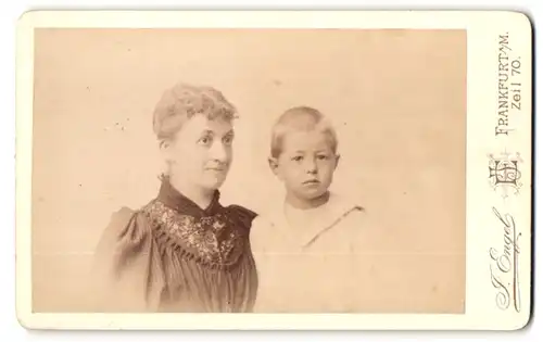 Fotografie F. Engel, Frankfurt a. M., Zeil 70, Portrait Mutter im Kleid mit Sohn im weissen Anzug