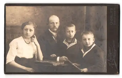 Fotografie M. Lüttgens, Görlitz, Steinstr. 14, Portrait Vater mit drei Kindern in Matrosenanzügen