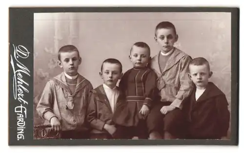 Fotografie D. Mehlert, Garding, fünf Kinder in Anzügen mit Kurzhaarschnitten