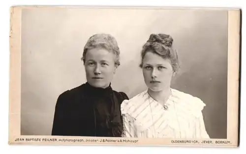 Fotografie Jean Baptiste Feilner, Oldenburg i. Gr., Rosenstr. 29, Mutter und Tochter in Kleidern mit Hochsteckfrisur