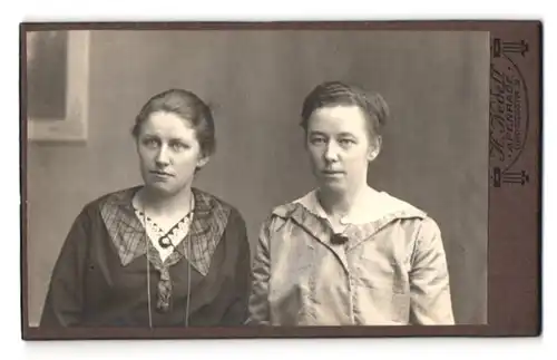Fotografie H.Nedell, Apenrade, Grossestr. 9, Portrait zwei Damen in Kleidern mit Broschen