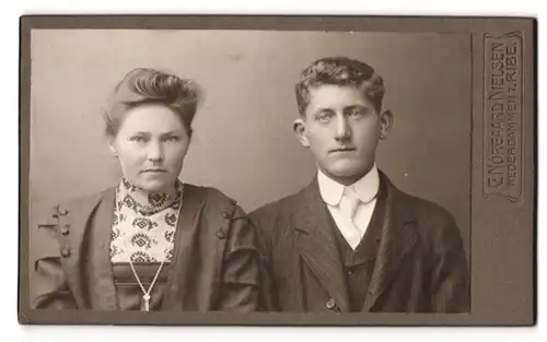 Fotografie C. Norgaard Nielsen, Ribe, Nederdammen 7, Portrait Mann und Frau im Anzug und Kleid mit Halskette