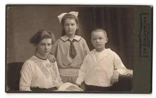 Fotografie Fr. Struckmeyer, Göttingen, Wendenstr. 5a, Portrait Mutter mit Kindern im Kleid und Anzug