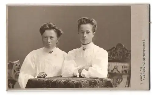 Fotografie M. Frölich, Flensburg, Norderhofenden 9, Portrait zwei Damen in weisser Bluse mit Locken