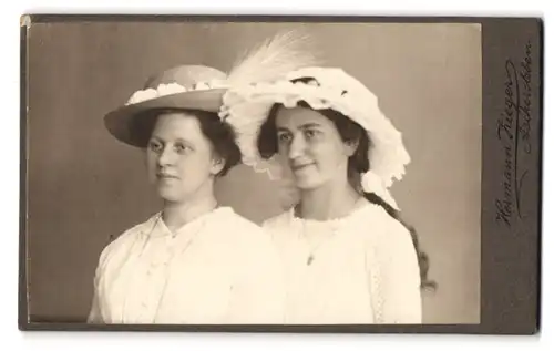Fotografie Hermann Zieger, Aschersleben, Breite Str. 27, Portrait zwei Damen in weisser Bluse mit Sommerhüten
