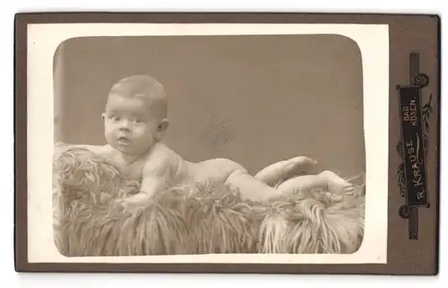 Fotografie R. Krause, Bad Kösen, Portrait nacktes Kleinkind liegt auf einem Fell
