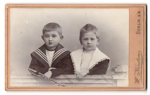 Fotografie W. Kersten, Berlin, Krausen-Str. 35, Portrait Kinder im Matrosenanzug mit Peitsche in der Hand