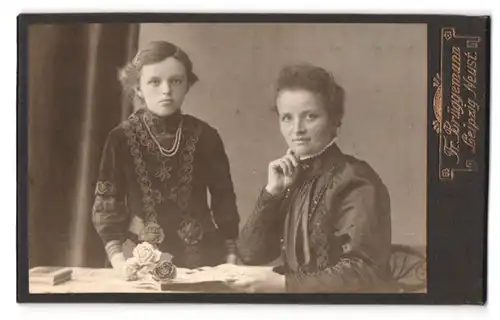 Fotografie F. Brüggemann, Leipzig, Neustr., Portrait Mutter und Tochter im Kleid mit Locken